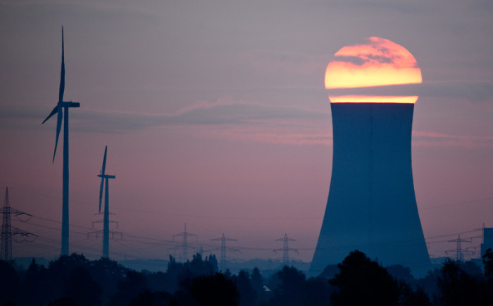 Die aufgehende Sonne steht am hinter dem Kohlekraftwerk Mehrum. Foto: Julian Stratenschulte/Dpa 