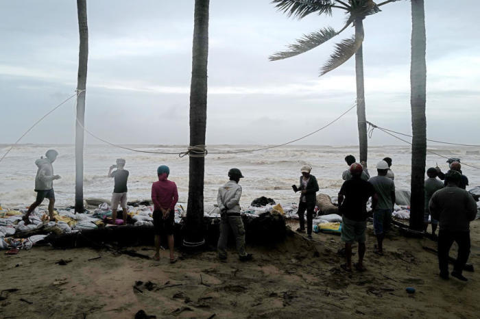 Die Bevölkerung versammelt sich am Strand nach dem Taifun Molave in Hoi An in der Provinz Quang Nam. Foto: epa/Str