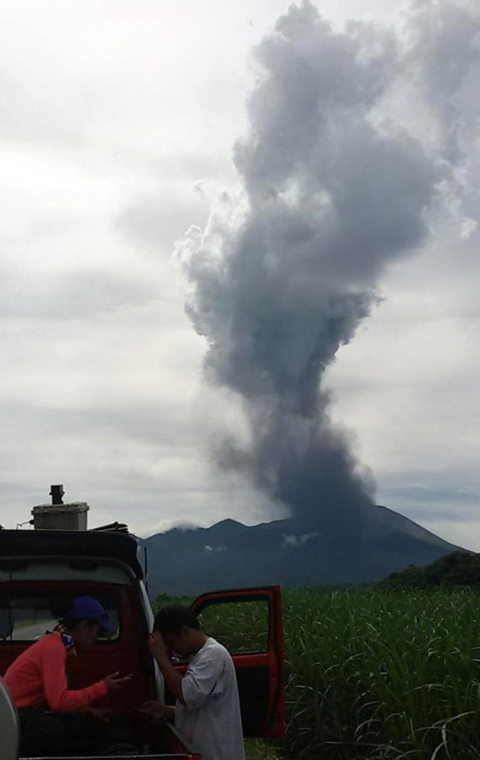 Ein Vulkan stößt auf den Philippinen Dampf und Aschewolken aus. Anwohner haben Angst, Behörden verschärfen die Sicherheitsmaßnahmen. Erst vor etwa einer Woche hatte ein anderer Vulkan das Land in Alarmbereitschaft versetzt. Foto: epa/Phivolcs