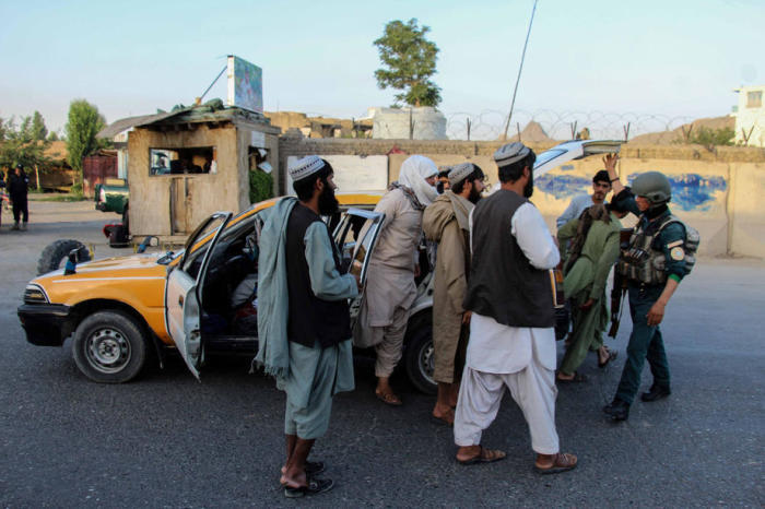 Afghanische Sicherheitsbeamte kontrollieren Personen an einem Kontrollpunkt in Kandahar. Foto: epa/M. Sadiq
