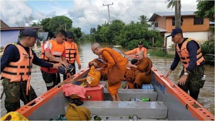 Rettungskräfte bringen die vom Hochwasser betroffenen Menschen mit Booten in Sicherheit. Foto: The Nation