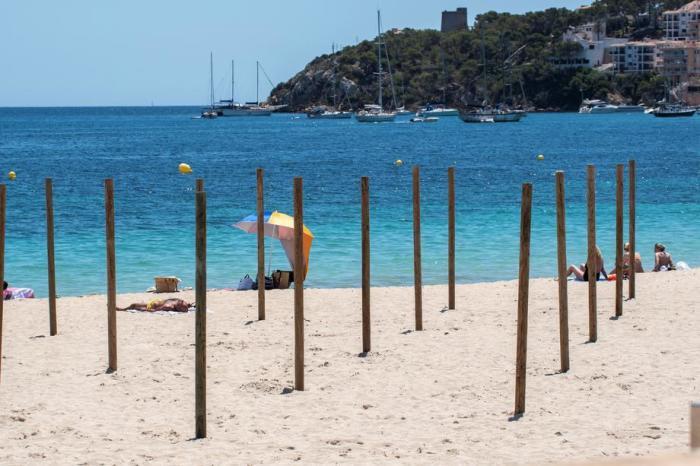 In Punta Ballena in Magaluf, Mallorca, genießen die Menschen das warme Wetter. Foto: epa/Cati Cladera