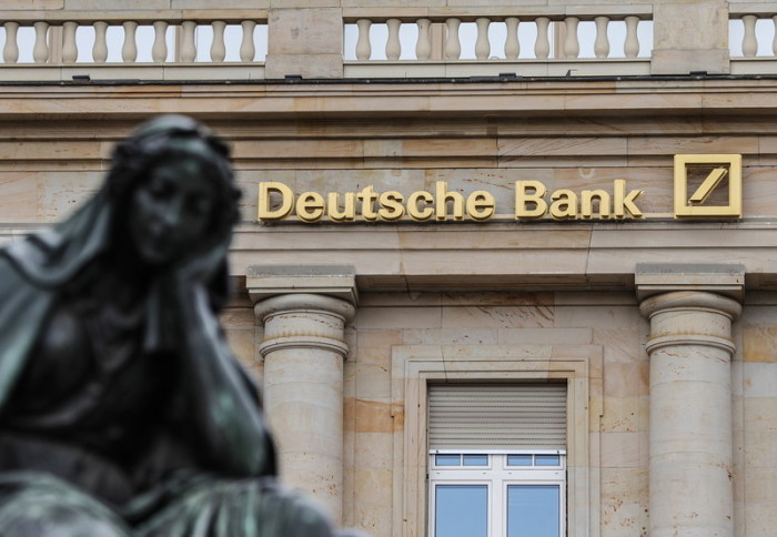 Ein Logo der Deutschen Bank auf einem Gebäude in der Innenstadt von Frankfurt am Main. Foto: epa/Armando Babani