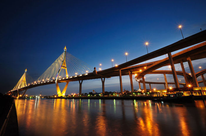 Bangkoks Brücken erstrahlen anlässlich der königlichen Barkenprozession in besonderem Glanz. Foto: The Nation