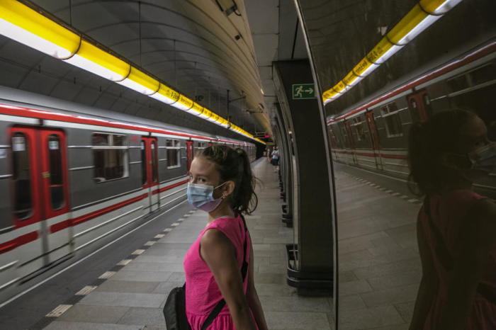 Eine junge Frau mit Gesichtsschutzmaske wartet am U-Bahnhof in Prag auf den Zug. Foto: epa/Martin Divíšek