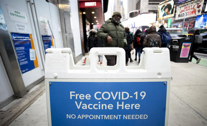 Leute gehen an einem COVID-19-Impf- und Testgelände in der Nähe des Times Square in New York vorbei. Foto: epa/Justin Lane