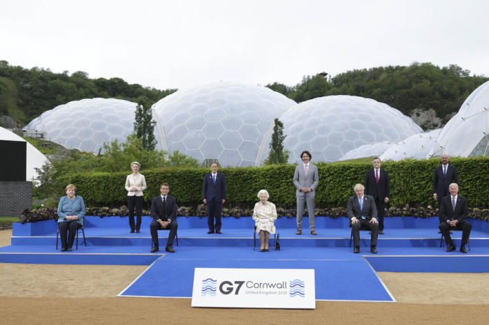 Großbritanniens Königin Elizabeth II. (C) posiert mit Würdenträgern für ein Familienfoto vor einem Empfang auf dem G7-Gipfel in St Austell, Cornwall. Foto: epa/Andrew Parsons/downing Street