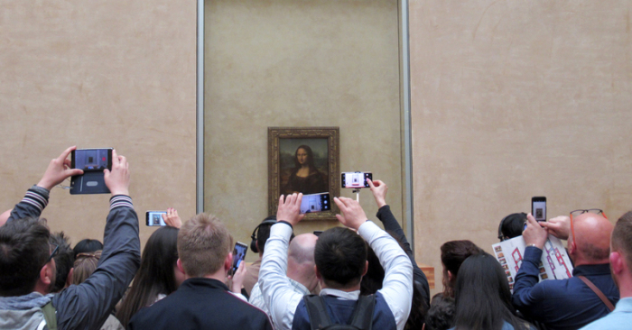 Besucher stehen mit ihren Handys und Smartphones vor der «Mona Lisa» von Leonardo da Vinci im Louvre. Tagein tagaus gibt es dieses Schauspiel im Pariser Louvre - vor der Mona Lisa. Foto: Sabine Glaubitz/Dpa