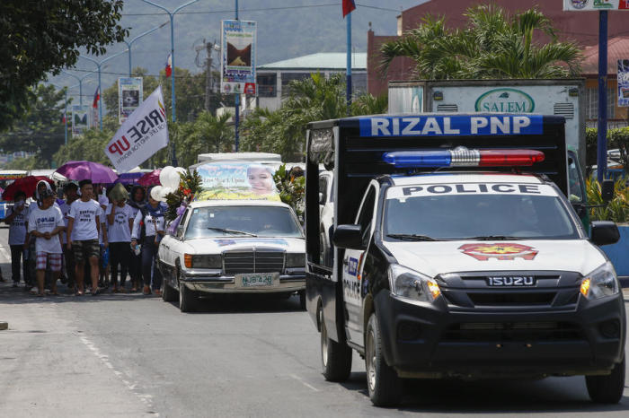 Ein Polizeifahrzeug eskortiert den Trauerzug der dreijährigen Myca Ulpina, die am 29. Juni in der Stadt Rodriguez in der Provinz Rizal bei einem Kreuzfeuer zwischen Polizei und Verdächtigen illegaler Drogen ums Leben kam. Foto: epa/Rolex dela Pena