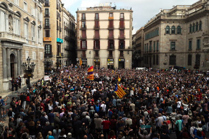 Hunderte von Menschen protestierten auf den Straßen Barcelonas. Gewerkschaften kündigten für die nächsten Tage Proteststreiks an. Foto: epa/Javier Etxezarreta