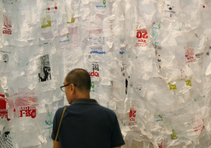 Eine Installation zum Weltumwelttag aus Plastikmüll in einem Bangkoker Einkaufszentrum am 5. Juni 2018. Foto: epa/Narong Sangnak