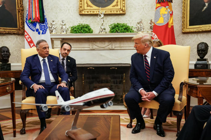 Der US-Präsident Donald J. Trump (R) nimmt an einem bilateralen Treffen mit dem irakischen Premierminister Mustafa al-Kadhimi (L) im Oval Office des Weißen Hauses in Washington teil. Foto: epa/Anna Geldverdiener