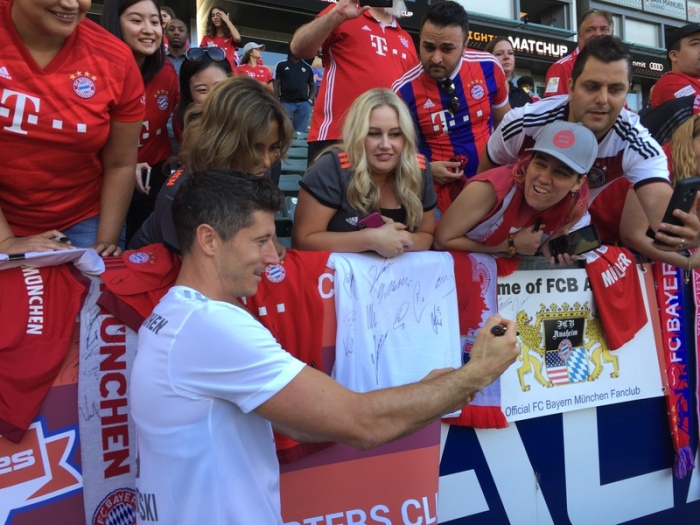 Robert Lewandowski gibt nach dem Training des FC Bayern im Stadion von LA Galaxy Autogramme. Der FC Bayern München ist auf USA-Reise. Foto: Klaus Bergmann/Dpa