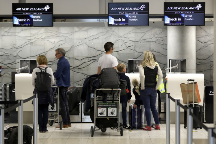 Touristen checken am Terminal des Flughafens Christchurch für einen Flug nach Deutschland ein. Etwa 40 000 deutschen Touristen warten immer noch auf die Rückreise, die meisten in Neuseeland, Südafrika und Peru. Foto: Mark Baker/AP/dpa
