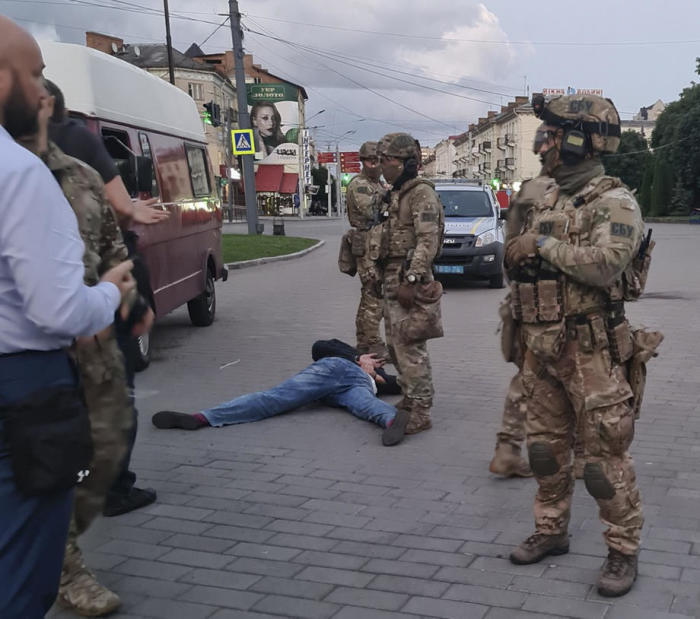Die Sicherheitskräfte halten einen mutmaßlichen Entführer (am Boden liegend) nach der Freilassung von Geiseln aus einem entführten Bus im Innenstadtbereich der Stadt Lutsk fest. Foto: epa/Ukrainische PolizeipressebÜro Ha