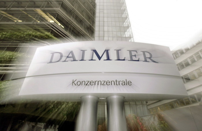 Daimler-Logo vor dem Werk Untertürkheim in Stuttgart. Foto: epa/Marijan Murat