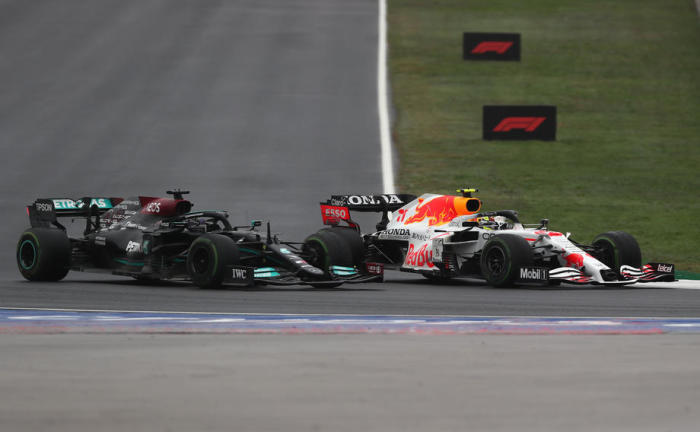 Der englische Formel-1-Fahrer Lewis Hamilton von Mercedes-AMG Petronas (L) und der mexikanische Formel-1-Fahrer Sergio Perez von Red Bull. Foto: epa/Tolga Bozoglu