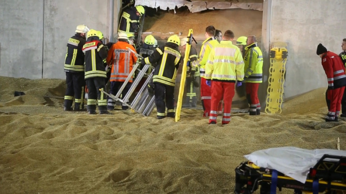 Rettungskräfte der Feuerwehr arbeiten an einem Getreidesilo Foto: -/Telenewsnetwork/dpa
