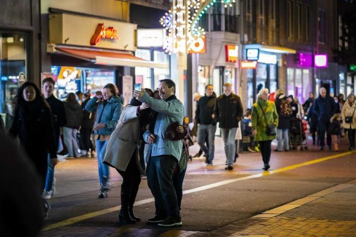 Menschenmenge auf der Straße am Vorabend der letzten Nacht vor der Abriegelung in Eindhoven. Foto: epa/Rob Engelaar