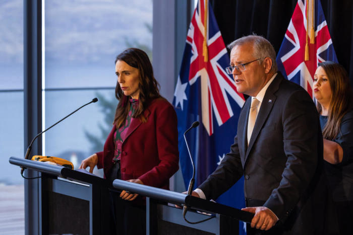 Die neuseeländische Premierministerin Jacinda Ardern und der australische Premierminister Scott Morrison sprechen während einer gemeinsamen Pressekonferenz im The Nest in Queenstown. Foto: epa/Peter Meecham