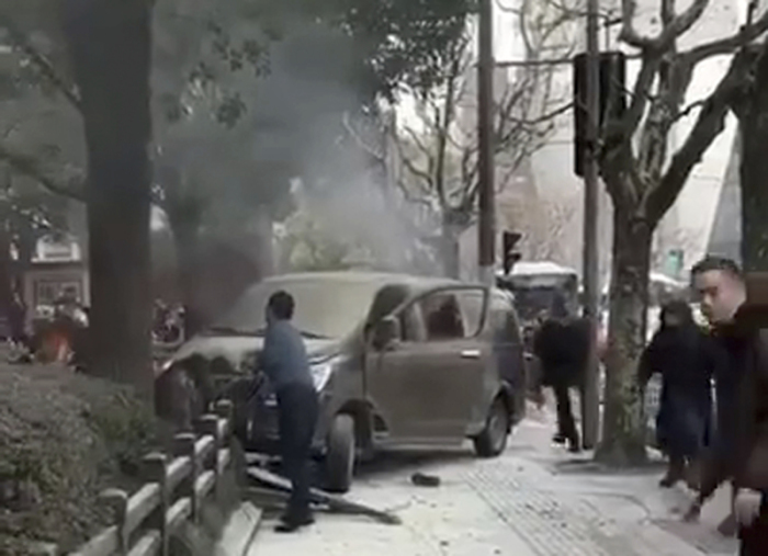 02.02.2018, China, Shanghai: Das von einem Handy-Video erstellte Standbild zeigt einen Lieferwagen, nachdem dieser mehrere Passanten umgefahren hatte. Foto: dpa/Uncredited/Anonymous/AP