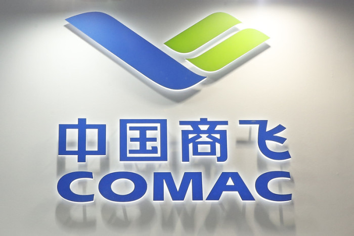 Das Logo des chinesischen Flugzeugbauer Comac. Foto: epa/Wallace Woon