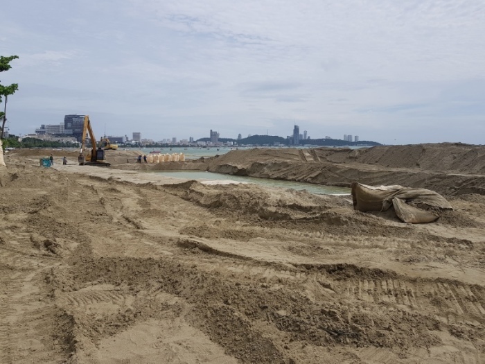 Baustelle zur Sandaufschüttung am Stadtstrand an der Beach Road. Foto: Jahner