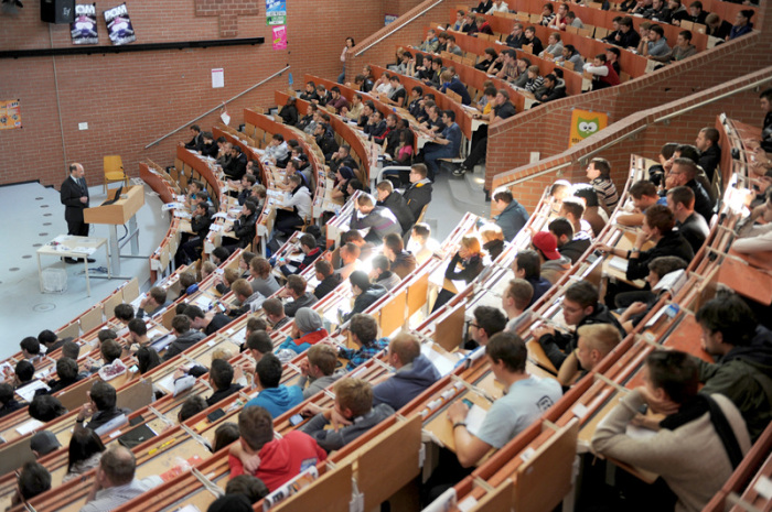 Erstsemester sitzen in einem Hörsaal der Universität und nehmen an der Einführungsveranstaltung in Maschinenbau teil. Foto: Uwe Zucchi/Dpa