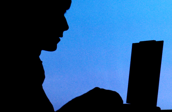 Die Silhouette eines Jungen mit einem Laptop. Im Internet suchen sie ihre Beute, angeblich pädophile Männer. Sie locken sie zu einem Treffpunkt, kreisen ihre Opfer ein und schlagen dann zu. Foto: Armin Weigel/dpa