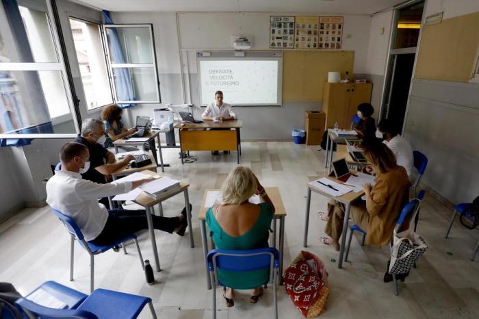 Die italienischen Studenten nehmen an ihren Abschlussprüfungen in Mailand teil. Foto: epa/Mourad Balti Touati