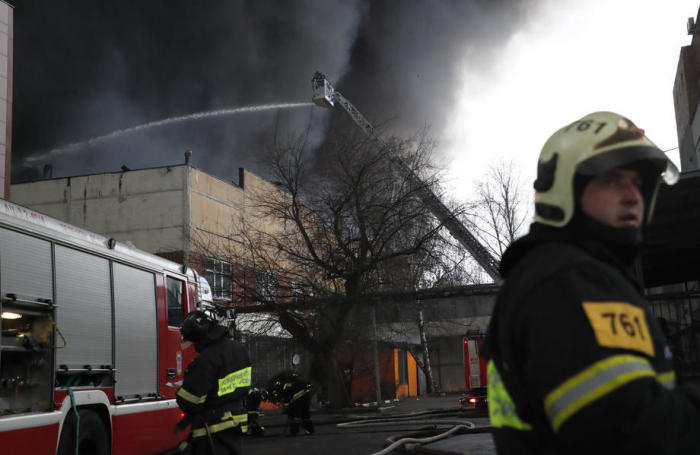Russische Feuerwehrleute löschen eine brennende Lagerhalle im südlichen Außenbezirk von Moskau. Foto: epa/Maxim Shipenkov