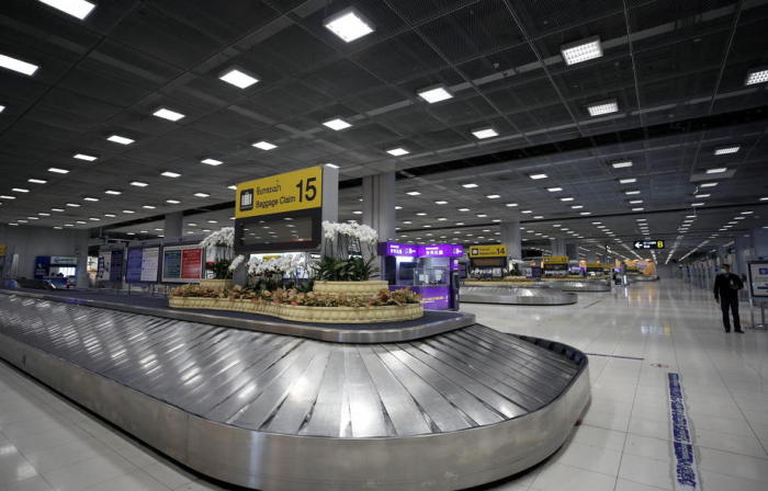 Die Gepäckbänder in der Ankunftshalle für internationale Flüge am Suvarnabhumi International Airport in Bangkok werden sich auch in der nächsten Zeit nur selten bewegen. Foto: epa/Narong Sangnak
