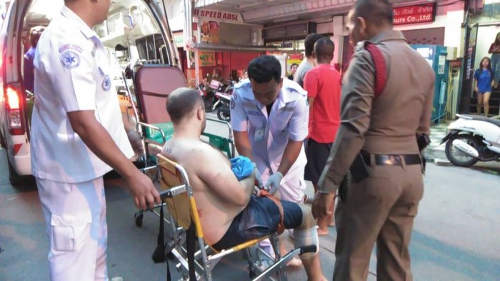 Sanitäter leisten dem verletzten Ausländer erste Hilfe. Foto: The Nation