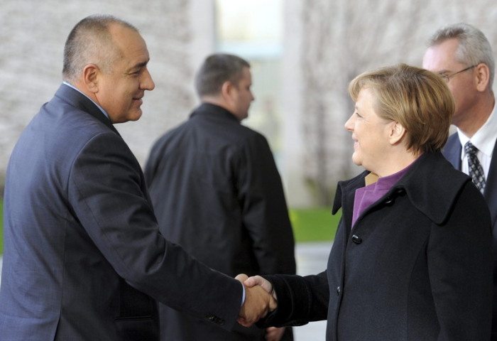 Bundeskanzlerin Angela Merkel (CDU) begrüßt bulgarischen Premierminister Boiko Borissow (l.). Foto: epa/Maurizio Gambarini