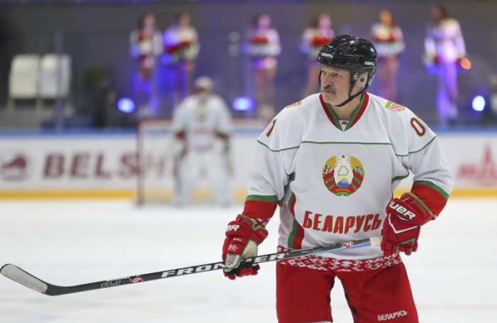 Alexander Lukaschenko, Präsident von Belarus und Eishockey-Hobbyspieler, nimmt an einem Eishockeyspiel während republikanischer Amateurwettbewerbe teil. Foto: Andrei Pokumeiko/dpa