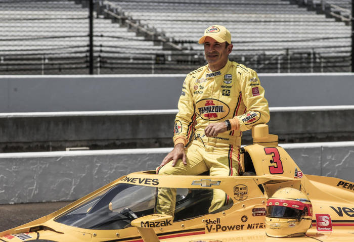 Der brasilianische Fahrer Helio Castroneves posiert mit seinem Auto während des Qualifyings für das Automobilrennen Indianapolis 500 in Indianapolis. Foto: epa/Tannen Maury