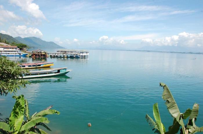 Hinten hui... Durch die Stauung des Mekong-Nebenflusses Nam Theun in Laos ist ein wunderschöner See mit Ausflugsbooten auf dem Wasser und Restaurants am Ufer entstanden.
