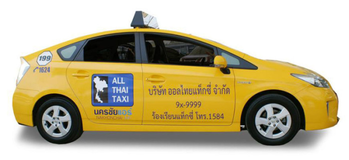 All Thai Taxi stellt den neuesten Anbieter in Bangkok dar. Die knallgelben Toyota-Prius-Taxen werden über die eigene App oder mit der Kurzwahl 1584 gerufen. Foto: All Thai Taxi