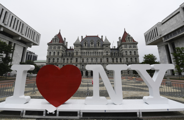 Der Slogan «I love New York» steht als Aufsteller mit großen Buchstaben und einem roten Herz auf dem Empire State Plaza, bereit zur Aufstellung vor dem Kapitol des Bundesstaates New York. Der Designer des welt... Foto: Hans Pennink/Fr58980 Ap/dpa