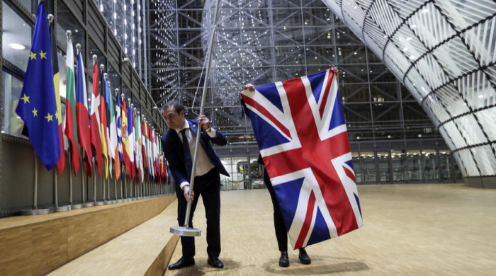 Mitarbeiter des EU-Rates entfernten die britisch-unionistische Flagge vom Europäischen Rat in Brüssel. Foto: epa/OLIVIER HOSLET