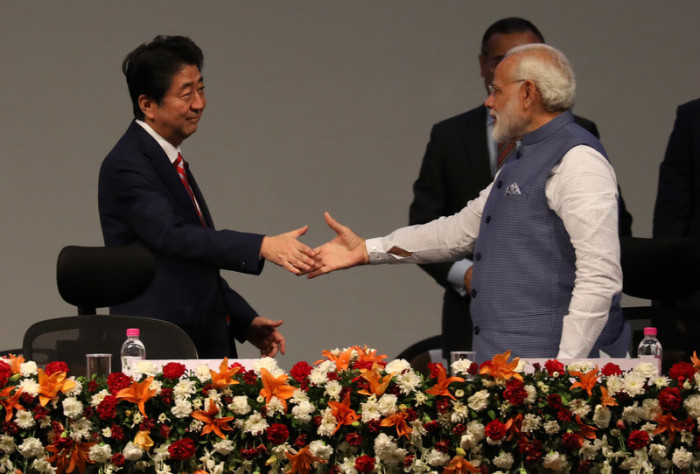 Der japanische Premierminister Shinzo Abe (l.) und der indische Premierminister Narendra Modi (r.). Archivbild: epa/Divyakant Solanki