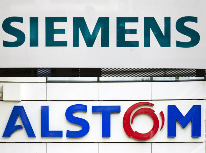 Ein zusammengesetztes Bild zeigt die Logos der (von oben nach unten) deutschen Firma Siemens und der französischen Firma Alstom in Paris. Foto: epa/Etienne Laurent