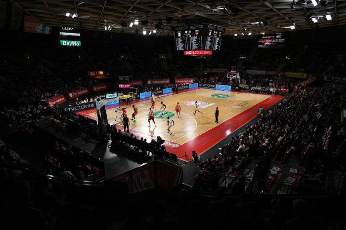 Innenansicht der Audi-Dome-Arena während des Euroleague-Basketballspiels. Foto: epa/Hilipp Guelland