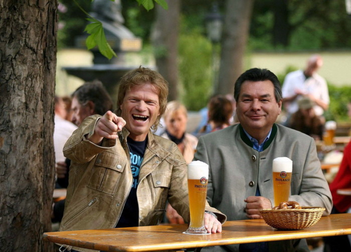  Torhüter Oliver Kahn (L) von Bayern München lacht bei der Dreharbeiten zu einem Werbespot für eine Brauerei mit Fernsehmoderator Waldemar Hartmann (R). Foto: epa/Sampics Handout