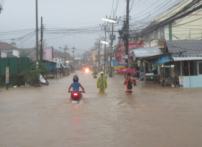 Komplett unter Wasser steht seit heute Morgen der Markt Talad Dao in Chaweng. Fotos: Gruber