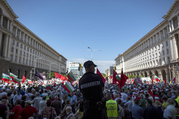 Unterstützer der Bulgarischen Sozialistischen Partei (BSP) rufen während eines regierungsfeindlichen Protests vor dem Ministerrat in Sofia Parolen. Foto: epa/Vassil Donev
