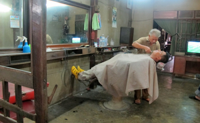 Ganz die alte Schule: In einem Barbershop lässt sich ein Kunde mit einer Nassrasur verwöhnen. Fotos: ANN