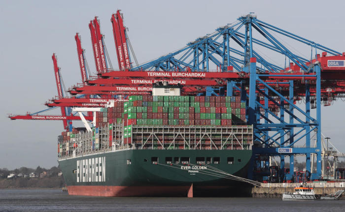 Das Containerschiff Ever Golden der Reederei Evergreen legt am Containerterminal Burchardkai des Hafenbetreibers HHLA in Hamburg an. Foto: epa/Focke Strangmann