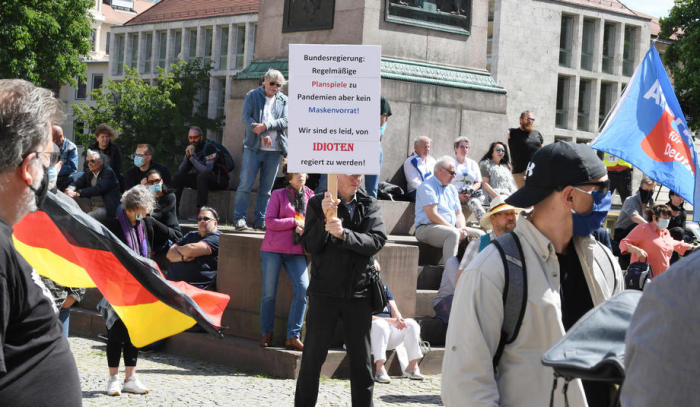 Demonstration der rechtspopulistischen Partei Alternative für Deutschland (AfD) gegen Coronavirus-Beschränkungen in Stuttgart. Foto: epa/Franziska Kraufmann