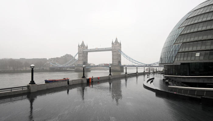 Fussgänger gehen während der dritten nationalen Abriegelung in London an der Themse entlang. Foto: epa/Facundo Arrizabalaga